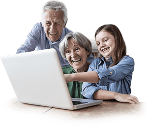 Grosseltern und Enkel freuen sich über digitalisierte Erinnerungen