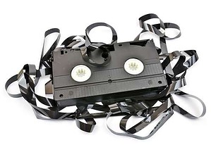 VHS-kassette mit Bandsalat zum Digitalisieren