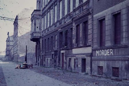 Bild der Bernauer Strasse Richtung Ost-Berlin