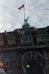 Volkspolizei auf dem Brandenburger Tor